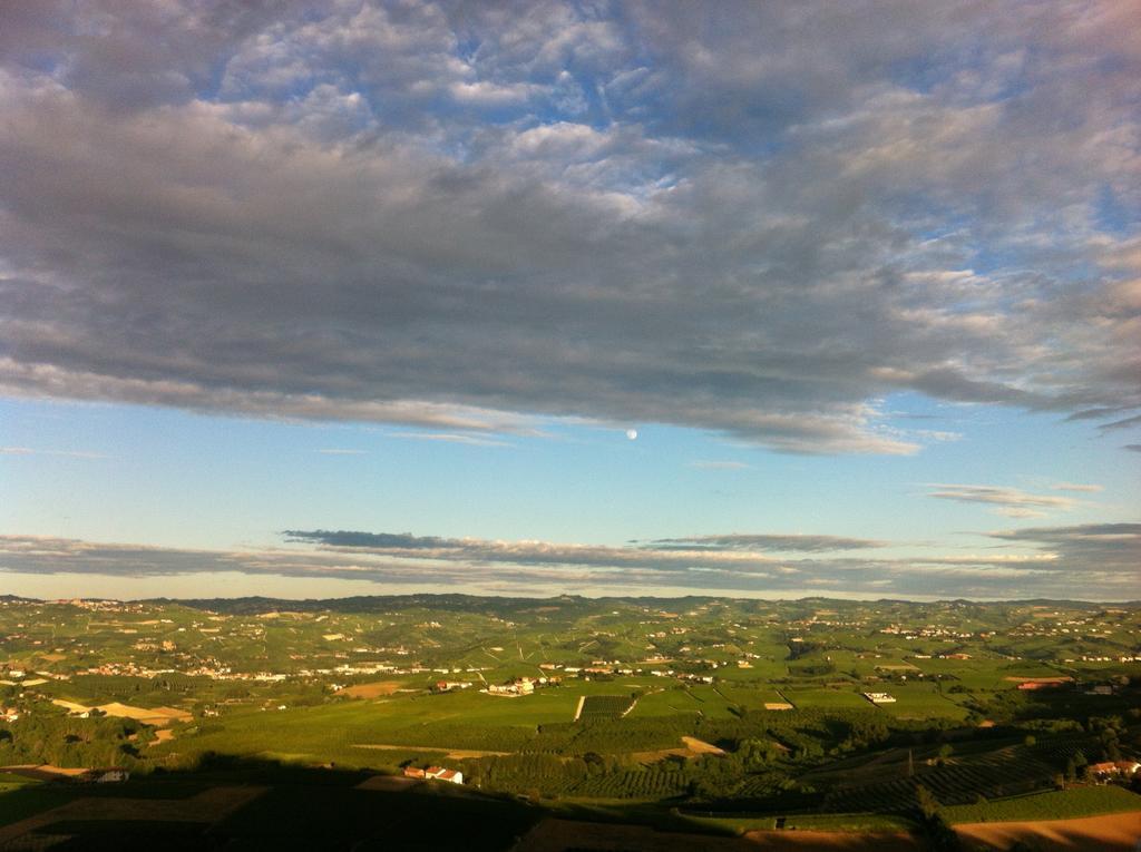 La Vigna Del Parroco Lägenhet Verduno Rum bild